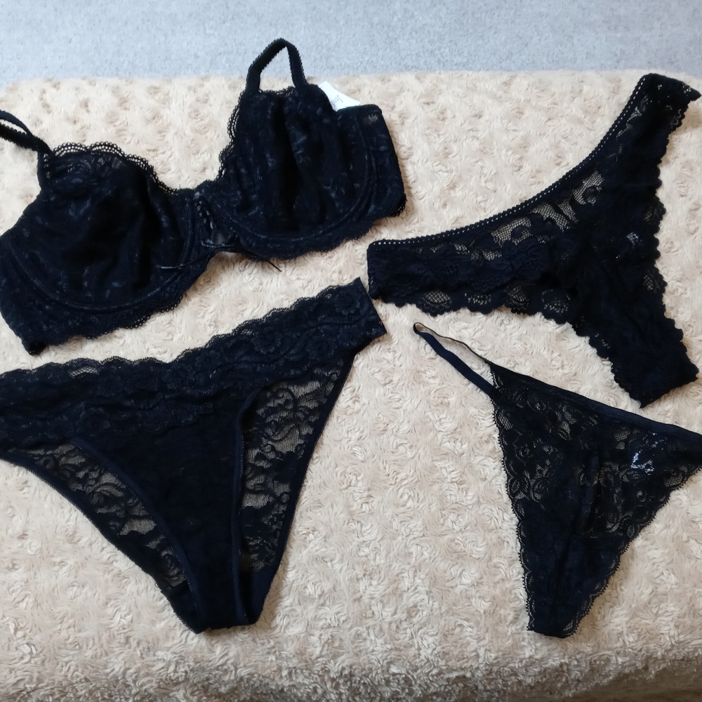 Frederick's Bra & Thongs (3)